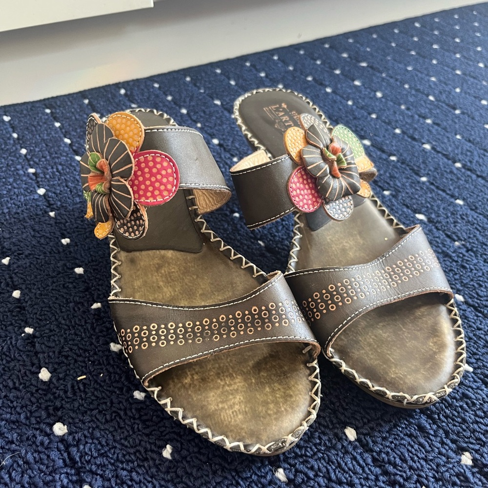 L’Artiste Floral Kitten Heel